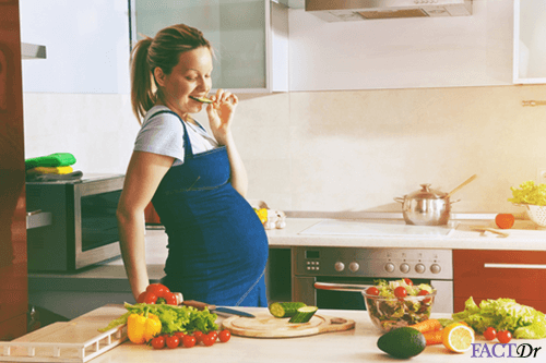 Happy smiling pregnant woman enjoying healthy pregnancy snacks